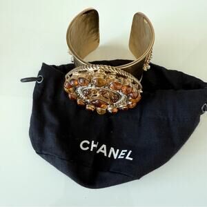 CHANEL cuff bracelet made of presin and costume pearls 2011 Authentic 2800$